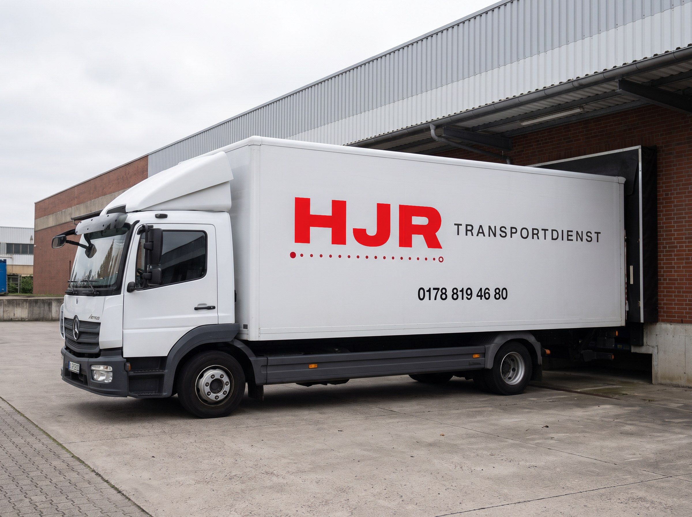 HJR 7.5-tonne box truck at the loading dock